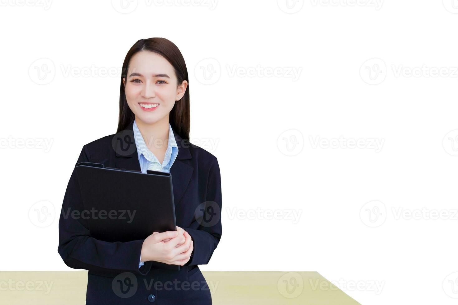 profesional joven asiático negocio mujer oficina trabajador en negro traje sostiene portapapeles en su manos y confidente sonrisas en oficina habitación mientras aislado en blanco antecedentes. foto
