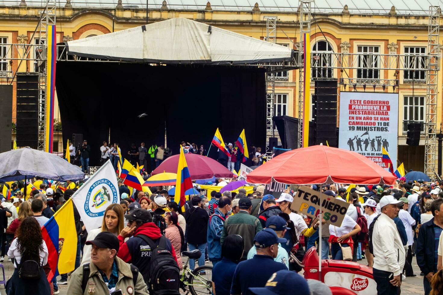 bogotá, Colombia, dieciséis agosto 2023. marzo preguntando para gustavo petro el proceso de destitución. pacífico protesta marzo en bogota Colombia en contra el gobierno de gustavo petro llamado la marcha Delaware la mayoria foto