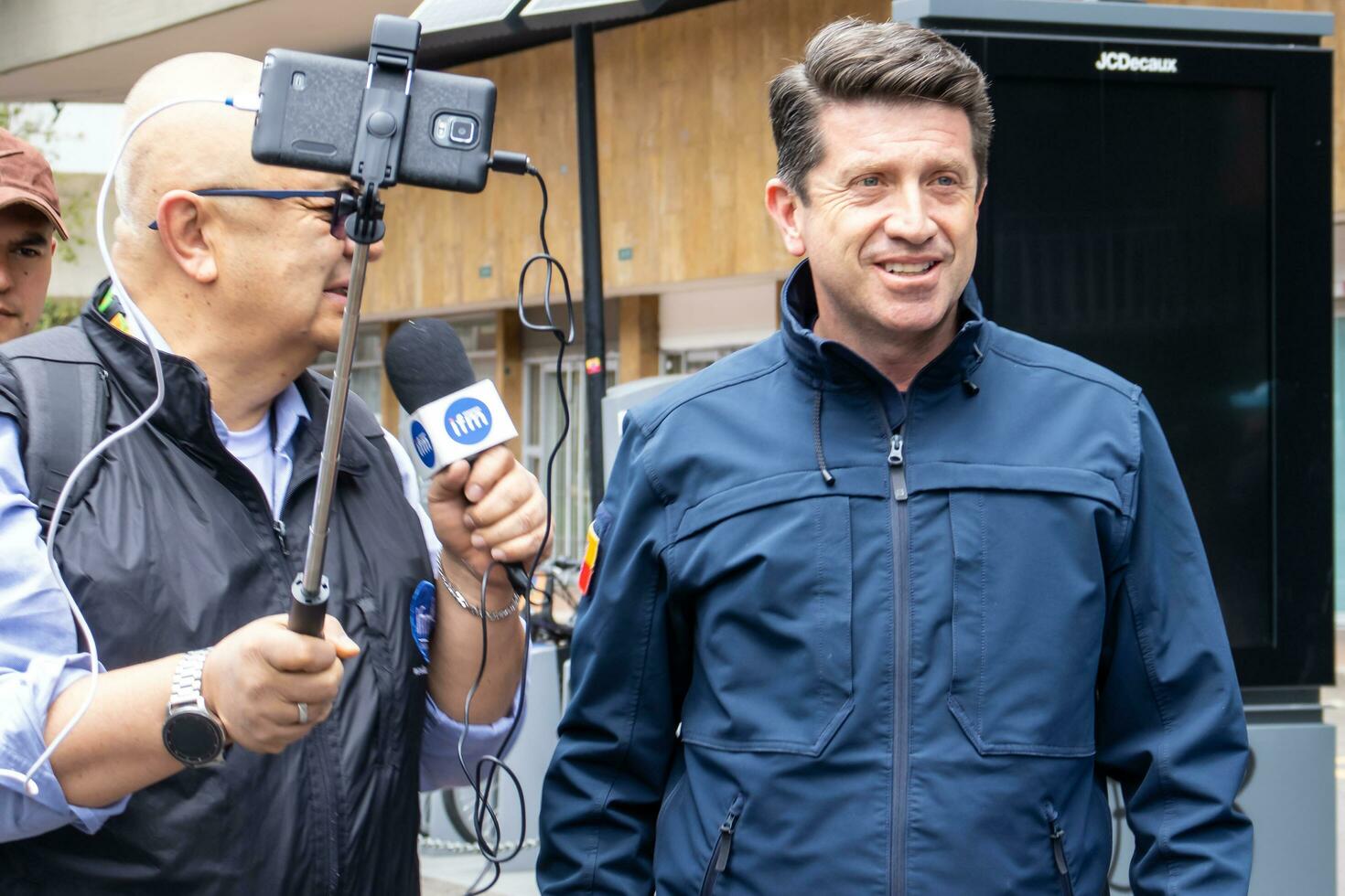 bogotá, Colombia, dieciséis agosto 2023. diego Molano a el marzo preguntando para gustavo petro el proceso de destitución. pacífico protesta. la marcha Delaware la mayoria foto