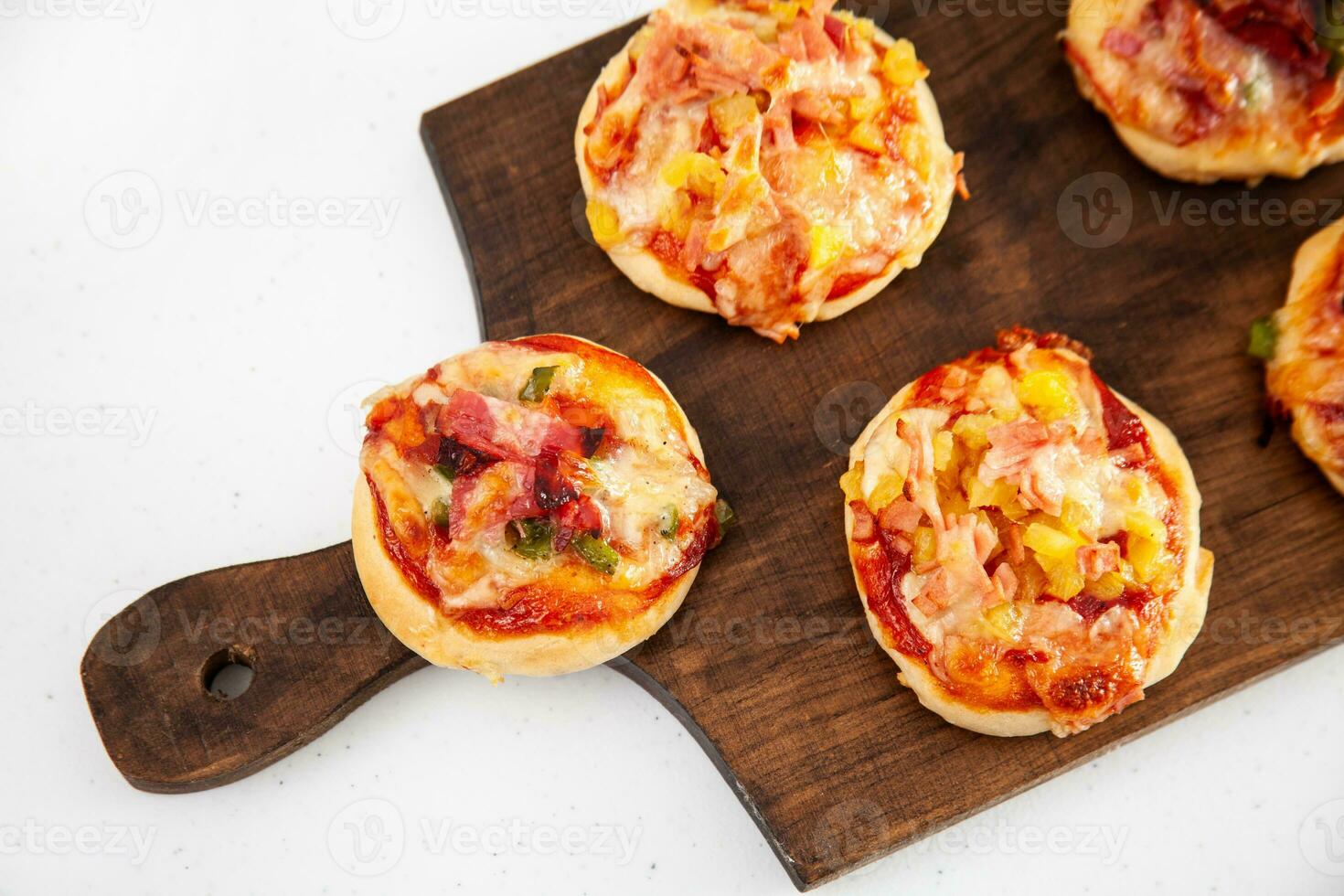 delicioso sólo horneado hecho en casa mini pizzas salami Pizza. foto