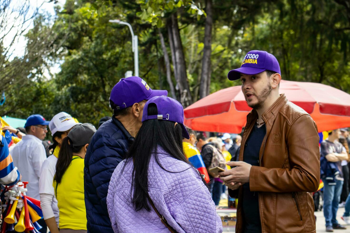 bogotá, Colombia, dieciséis agosto 2023. marzo preguntando para gustavo petro el proceso de destitución. pacífico protesta marzo en bogota Colombia en contra el gobierno de gustavo petro llamado la marcha Delaware la mayoria foto