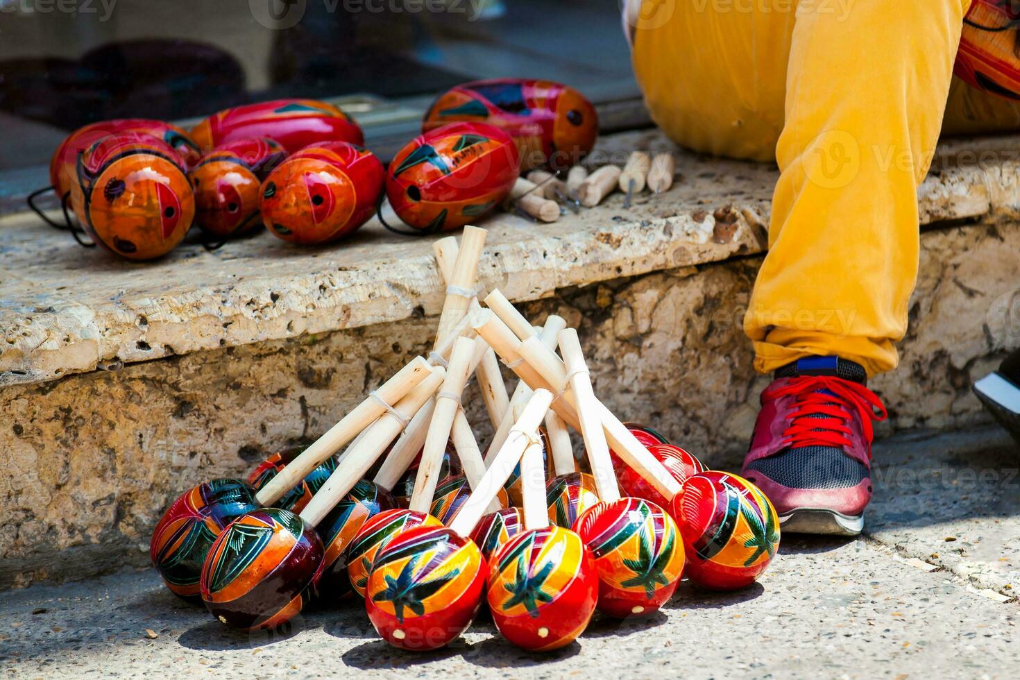 artesano haciendo y de venta maracas a el amurallado ciudad en cartagena Delaware indios foto