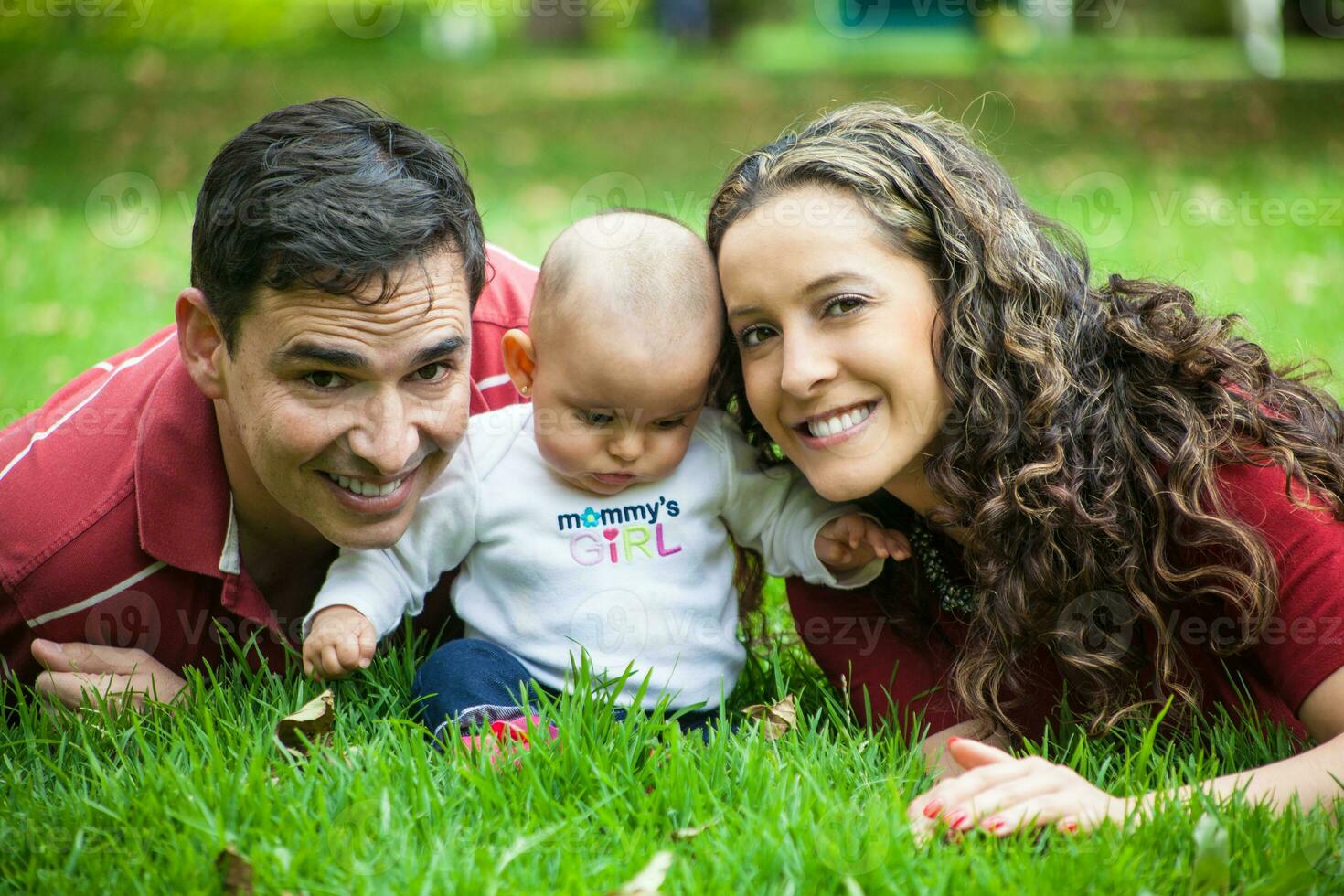 joven padres teniendo divertido al aire libre con su seis meses antiguo bebé muchacha. felicidad concepto. familia concepto foto