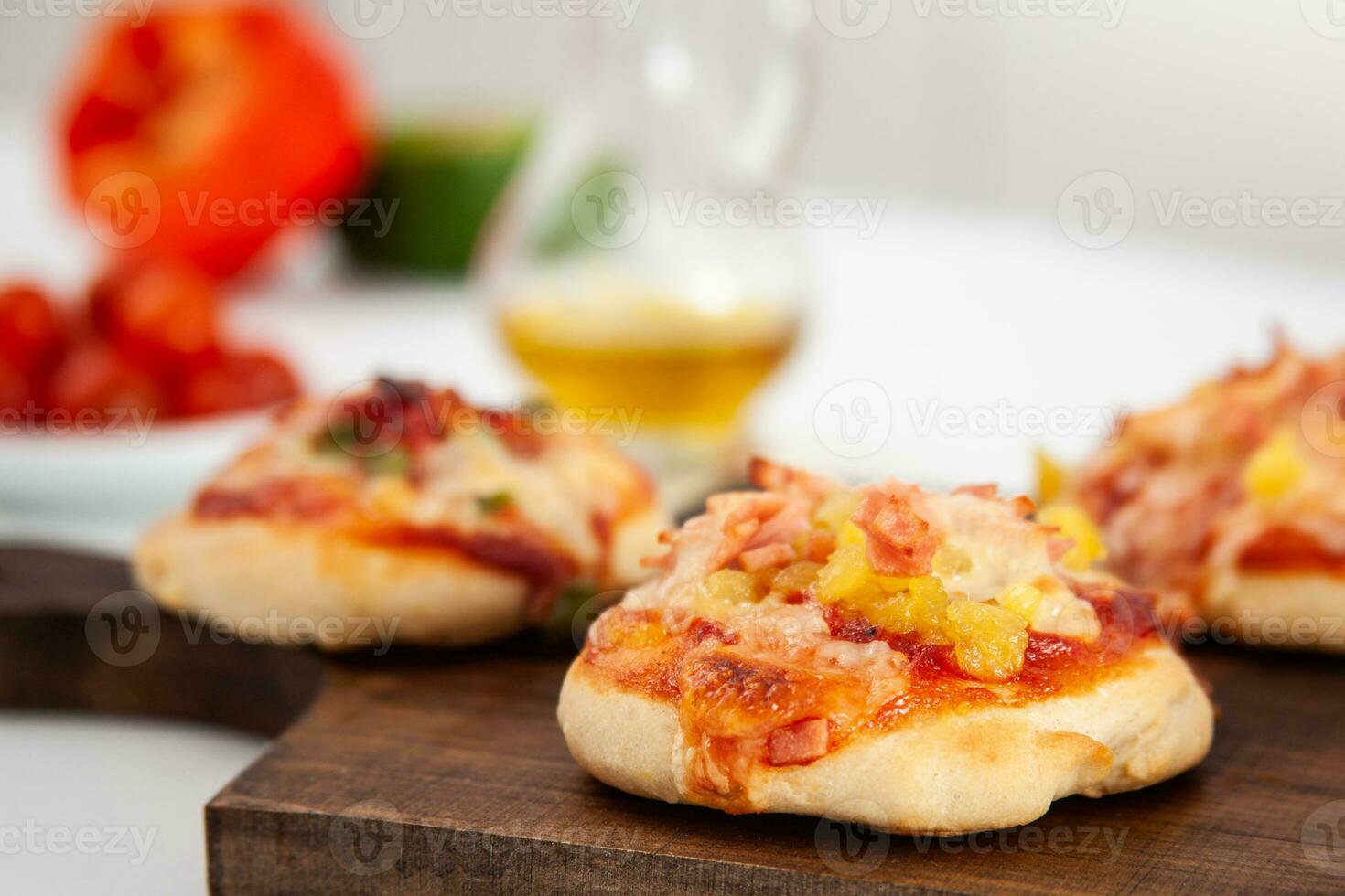 delicioso sólo horneado hecho en casa mini pizzas hawaiano Pizza. foto