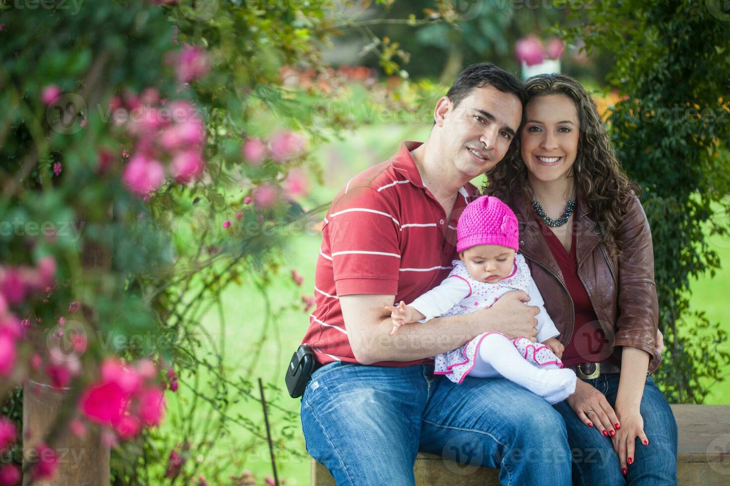 joven padres teniendo divertido al aire libre con su seis meses antiguo bebé muchacha. felicidad concepto. familia concepto foto