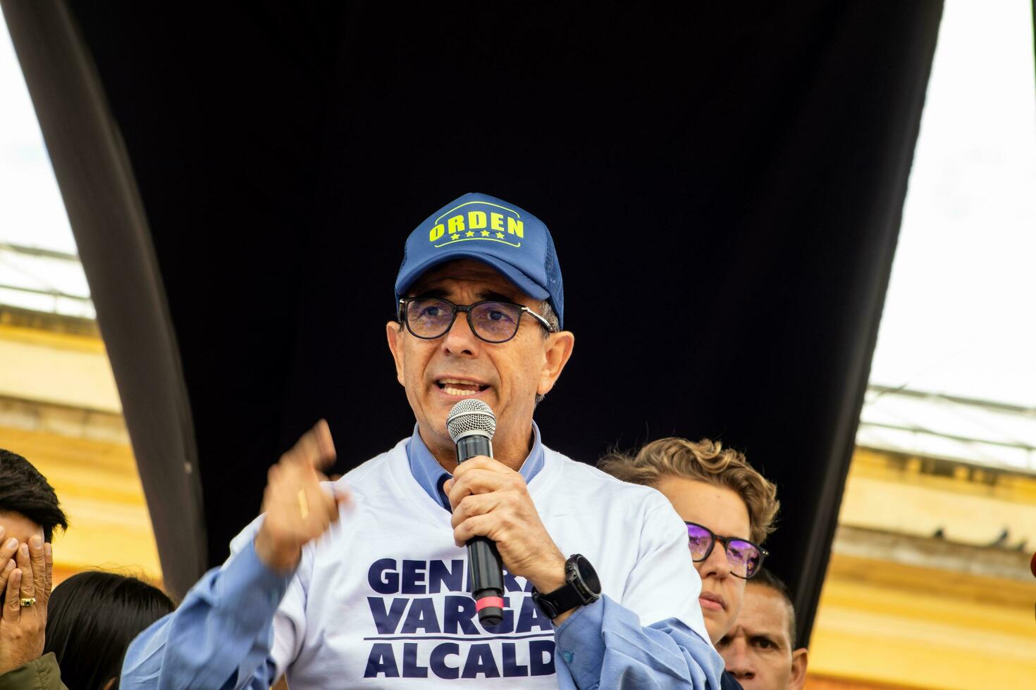 bogotá, Colombia, dieciséis agosto 2023. general Jorge Luis vargas a el marzo preguntando para gustavo petro el proceso de destitución. pacífico protesta. la marcha Delaware la mayoria foto