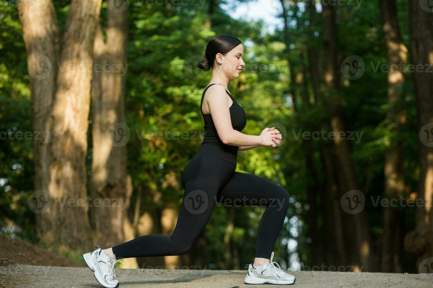 joven mujer en negro ropa de deporte hacer ejercicio al aire libre