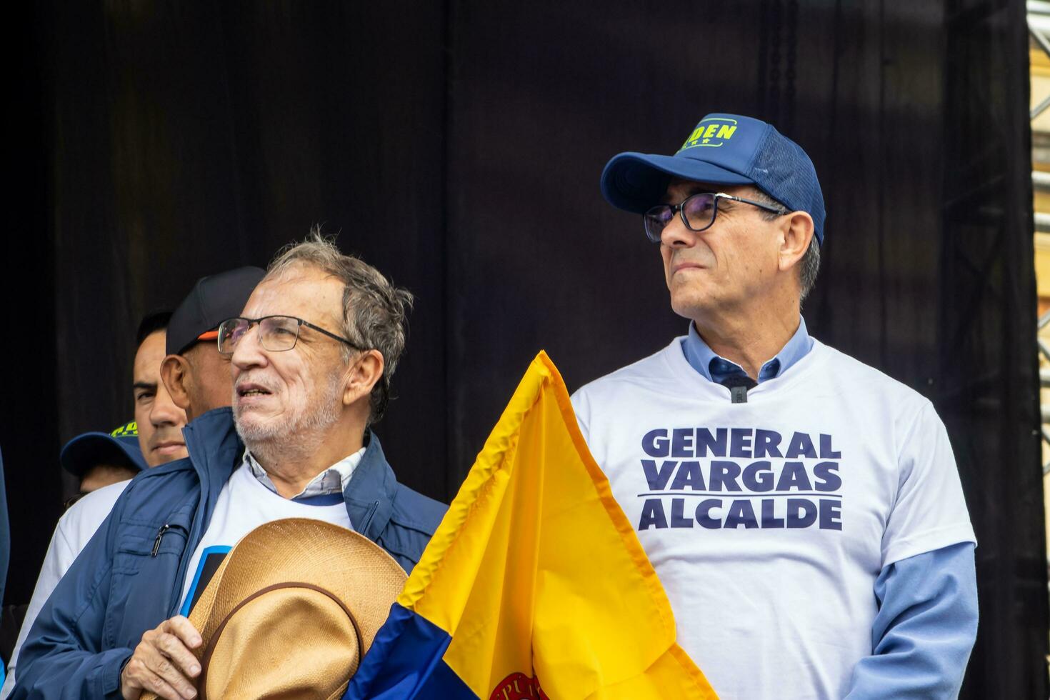 bogotá, Colombia, dieciséis agosto 2023. general Jorge Luis vargas a el marzo preguntando para gustavo petro el proceso de destitución. pacífico protesta. la marcha Delaware la mayoria foto