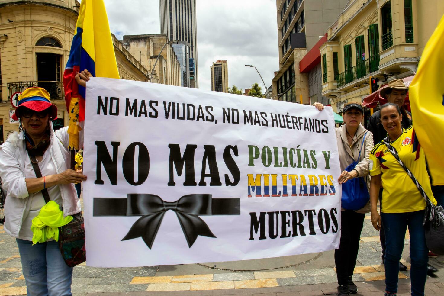 bogotá, Colombia, dieciséis agosto 2023. marzo preguntando para gustavo petro el proceso de destitución. pacífico protesta marzo en bogota Colombia en contra el gobierno de gustavo petro llamado la marcha Delaware la mayoria foto