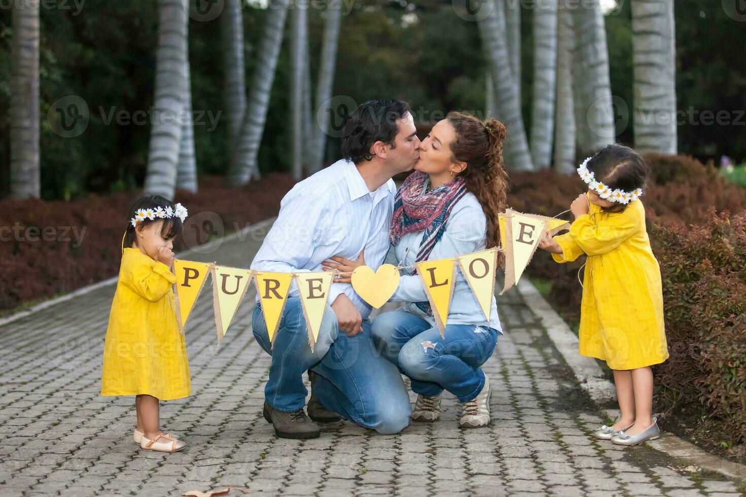 familia de cuatro teniendo divertido al aire libre en un hermosa soleado día a el parque. felicidad concepto. familia concepto. foto