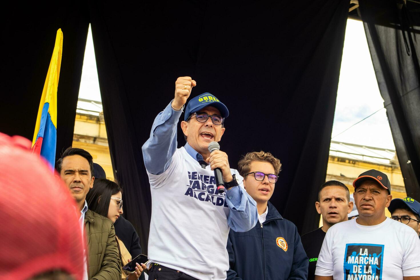 bogotá, Colombia, dieciséis agosto 2023. general Jorge Luis vargas a el marzo preguntando para gustavo petro el proceso de destitución. pacífico protesta. la marcha Delaware la mayoria foto