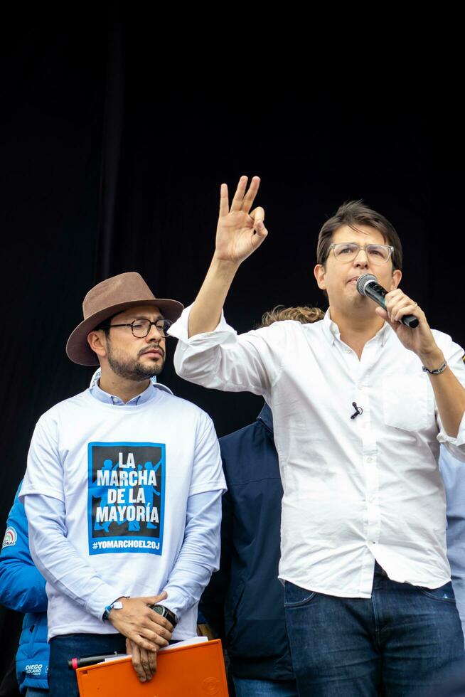 bogotá, Colombia, dieciséis agosto 2023. senador miguel Uribe turbante a el marzo preguntando para gustavo petro el proceso de destitución. pacífico protesta. la marcha Delaware la mayoria foto