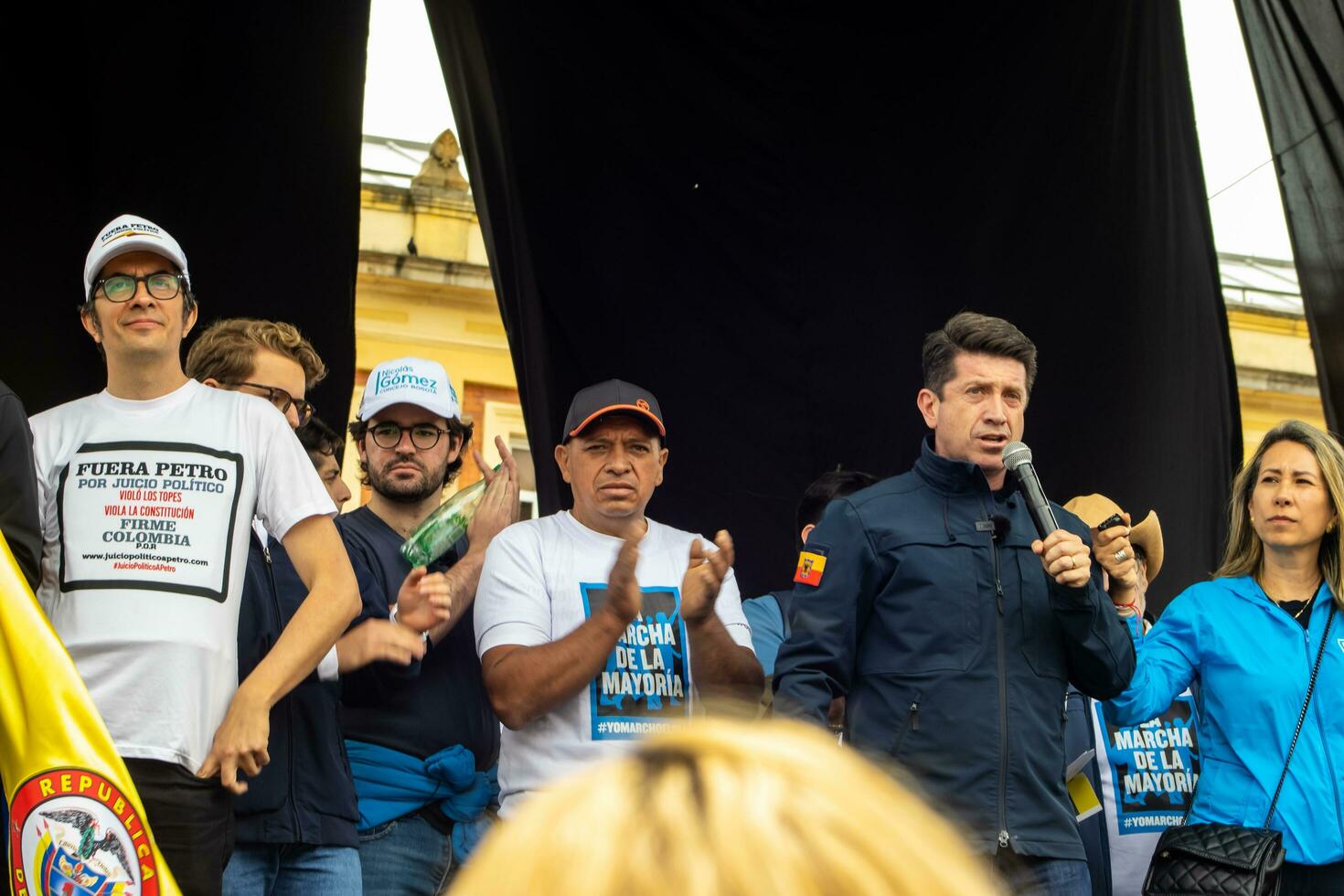 bogotá, Colombia, dieciséis agosto 2023. diego Molano a el marzo preguntando para gustavo petro el proceso de destitución. pacífico protesta. la marcha Delaware la mayoria foto