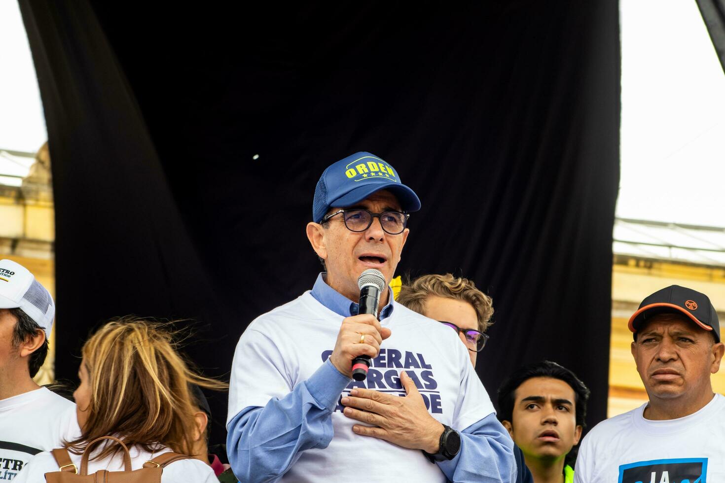 bogotá, Colombia, dieciséis agosto 2023. general Jorge Luis vargas a el marzo preguntando para gustavo petro el proceso de destitución. pacífico protesta. la marcha Delaware la mayoria foto