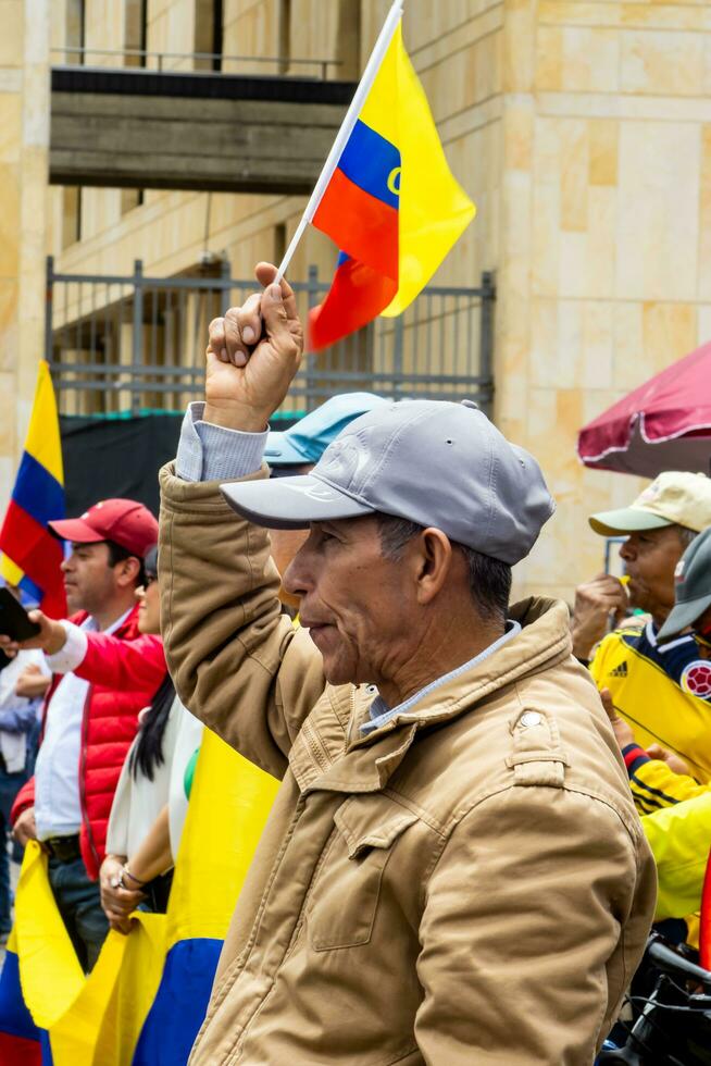 bogotá, Colombia, dieciséis agosto 2023. marzo preguntando para gustavo petro el proceso de destitución. pacífico protesta marzo en bogota Colombia en contra el gobierno de gustavo petro llamado la marcha Delaware la mayoria foto