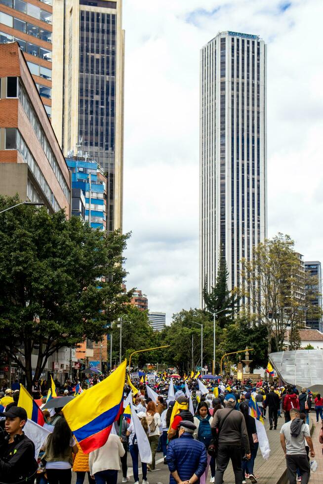 bogotá, Colombia, dieciséis agosto 2023. marzo preguntando para gustavo petro el proceso de destitución. pacífico protesta marzo en bogota Colombia en contra el gobierno de gustavo petro llamado la marcha Delaware la mayoria foto