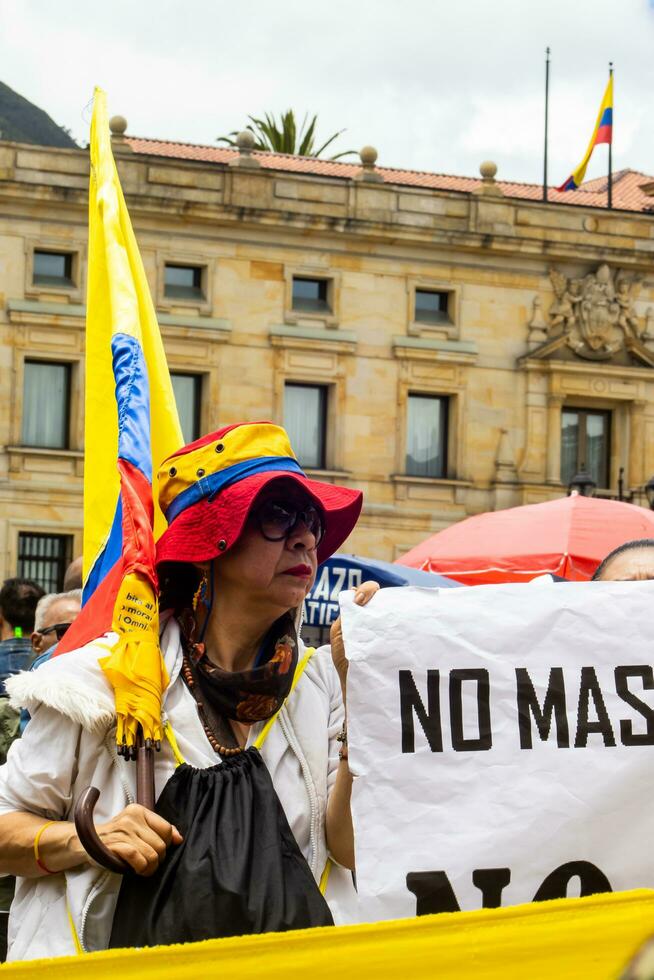 bogotá, Colombia, dieciséis agosto 2023. marzo preguntando para gustavo petro el proceso de destitución. pacífico protesta marzo en bogota Colombia en contra el gobierno de gustavo petro llamado la marcha Delaware la mayoria foto