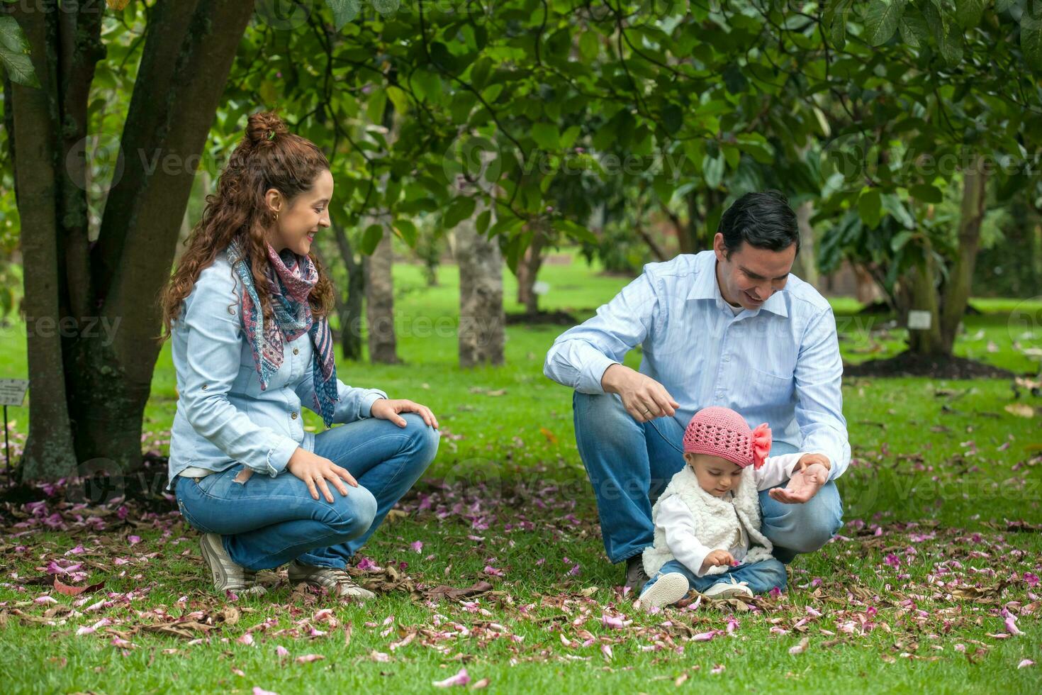 familia de Tres teniendo divertido al aire libre en un hermosa soleado día a el parque. felicidad concepto. familia concepto. foto