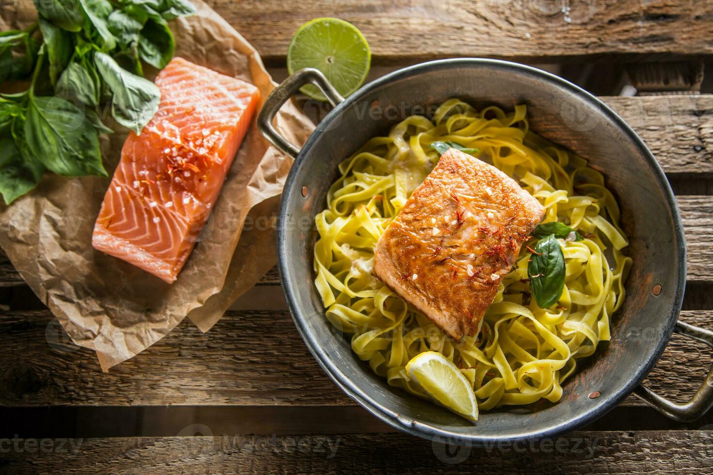 asado salmón filete con pasta tagliatelle limón y albahaca. foto