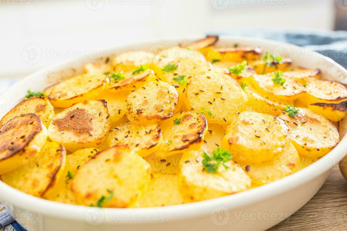 asado patatas con especias y hierbas en cocina mesa foto