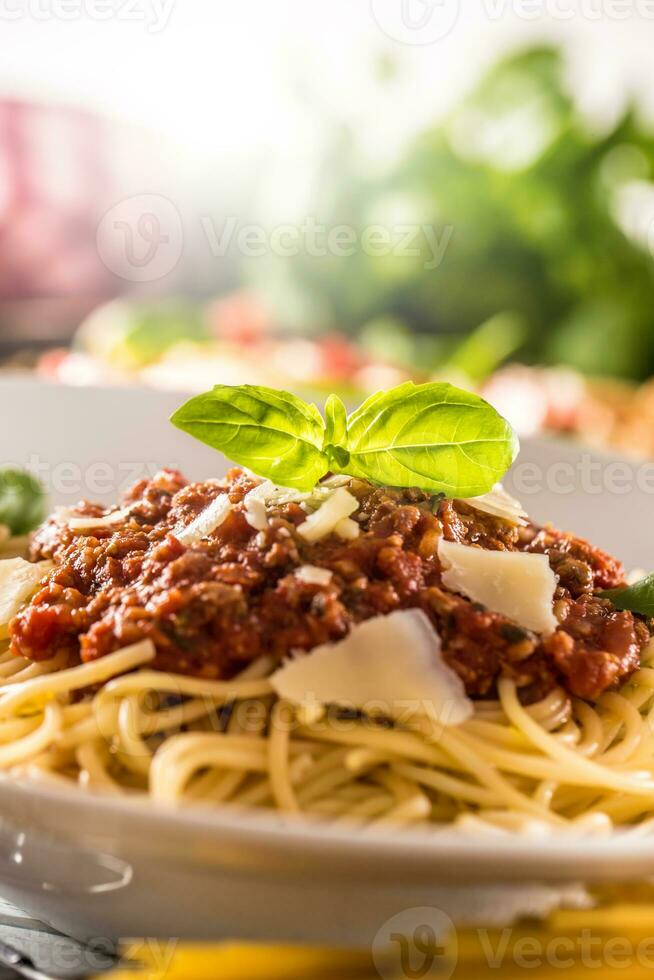 cerca arriba italiano pasta espaguetis boloñesa en blanco plato foto