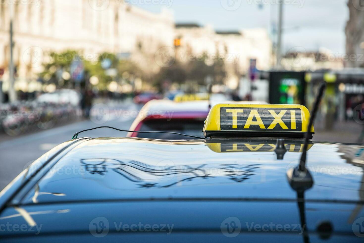 Taxi coche taxi algun lado en el calle esperando para un pasajero foto