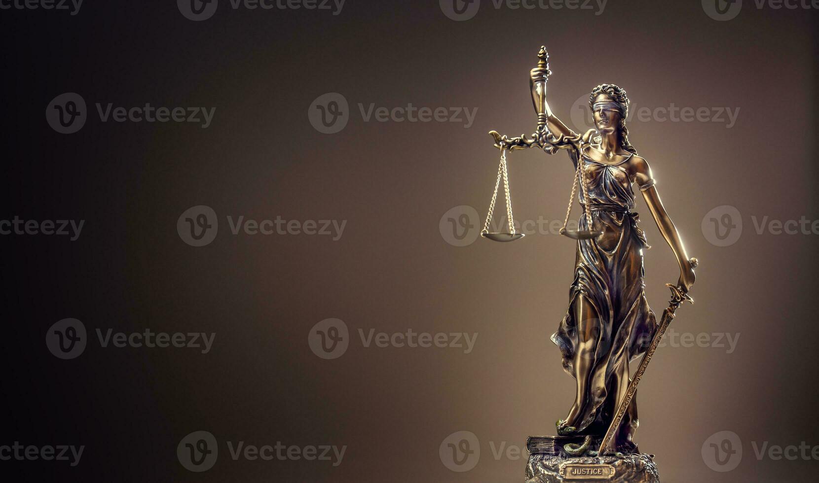 estatuto de justicia. bronce estatua dama justicia participación escamas y espada foto