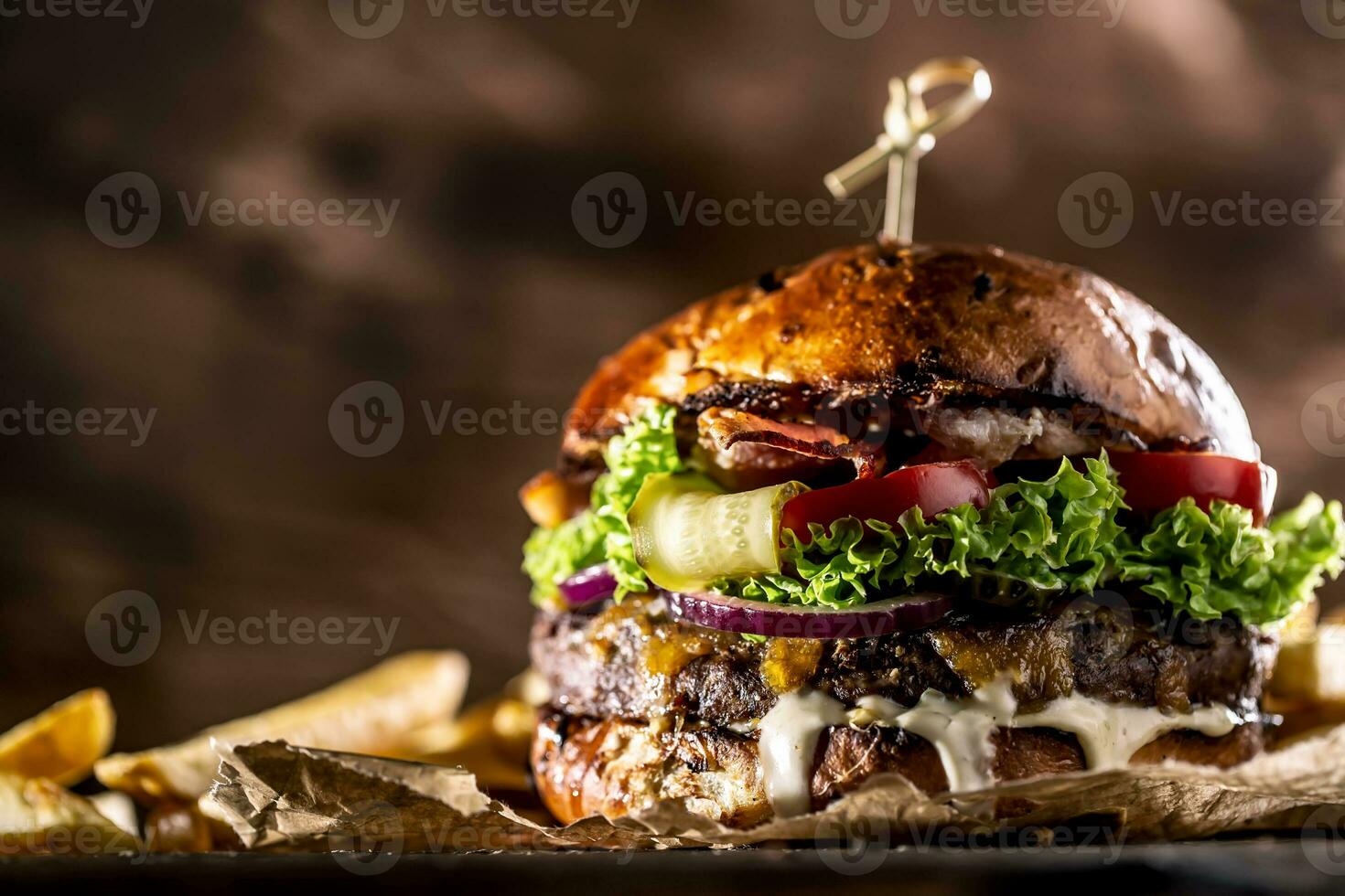 clásico carne de vaca hamburguesa con queso queso Cheddar tocino wegeable y francés papas fritas foto