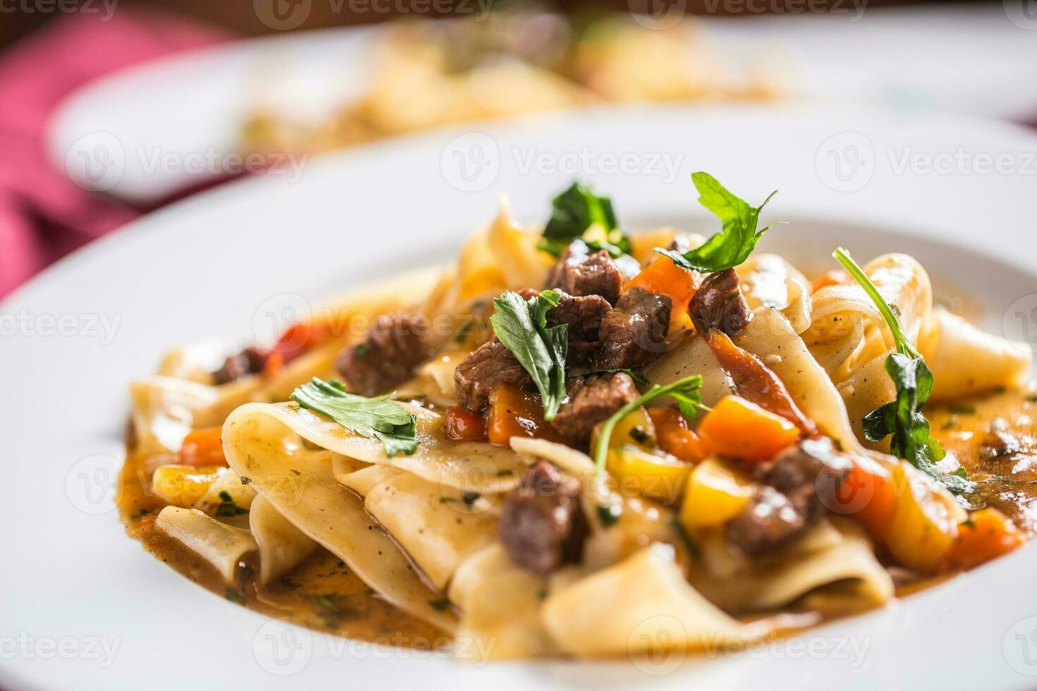 idaliano pasta pappardelle con carne de vaca ragú en blanco lámina. foto