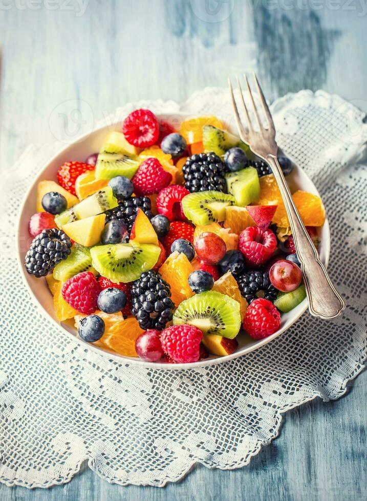 Fruta Fresco mezclado tropical Fruta ensalada. cuenco de sano Fresco Fruta ensalada - murió y aptitud concepto. foto