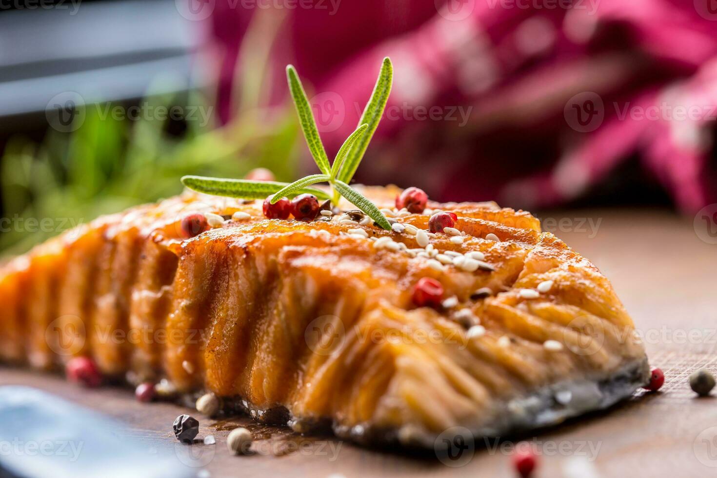 salmón filete A la parrilla con sal pimienta sésamo y hierba Romero foto