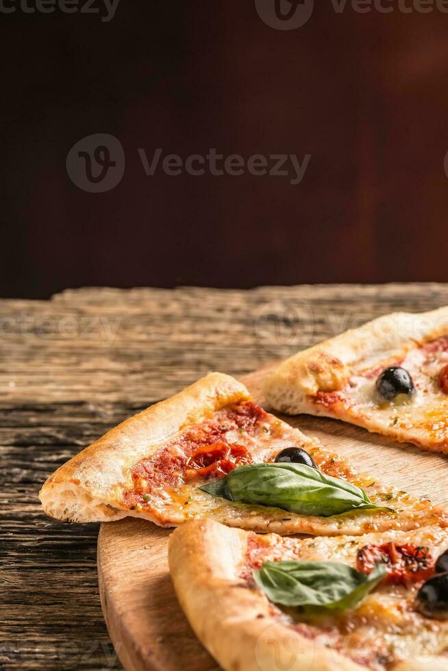 Pizza. sabroso Fresco italiano Pizza servido en antiguo de madera mesa foto