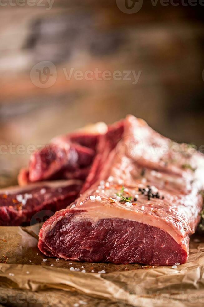 crudo costilla ojo carne de vaca filete con sal especias y hierbas foto