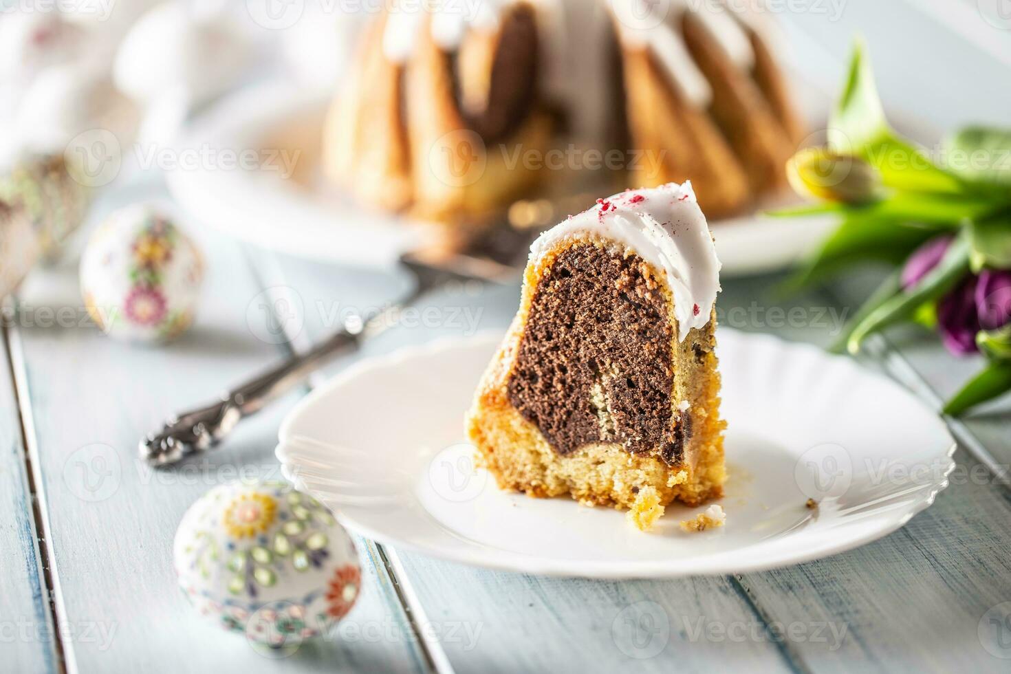 un cortar pedazo de Pascua de Resurrección mármol pastel en un blanco plato foto