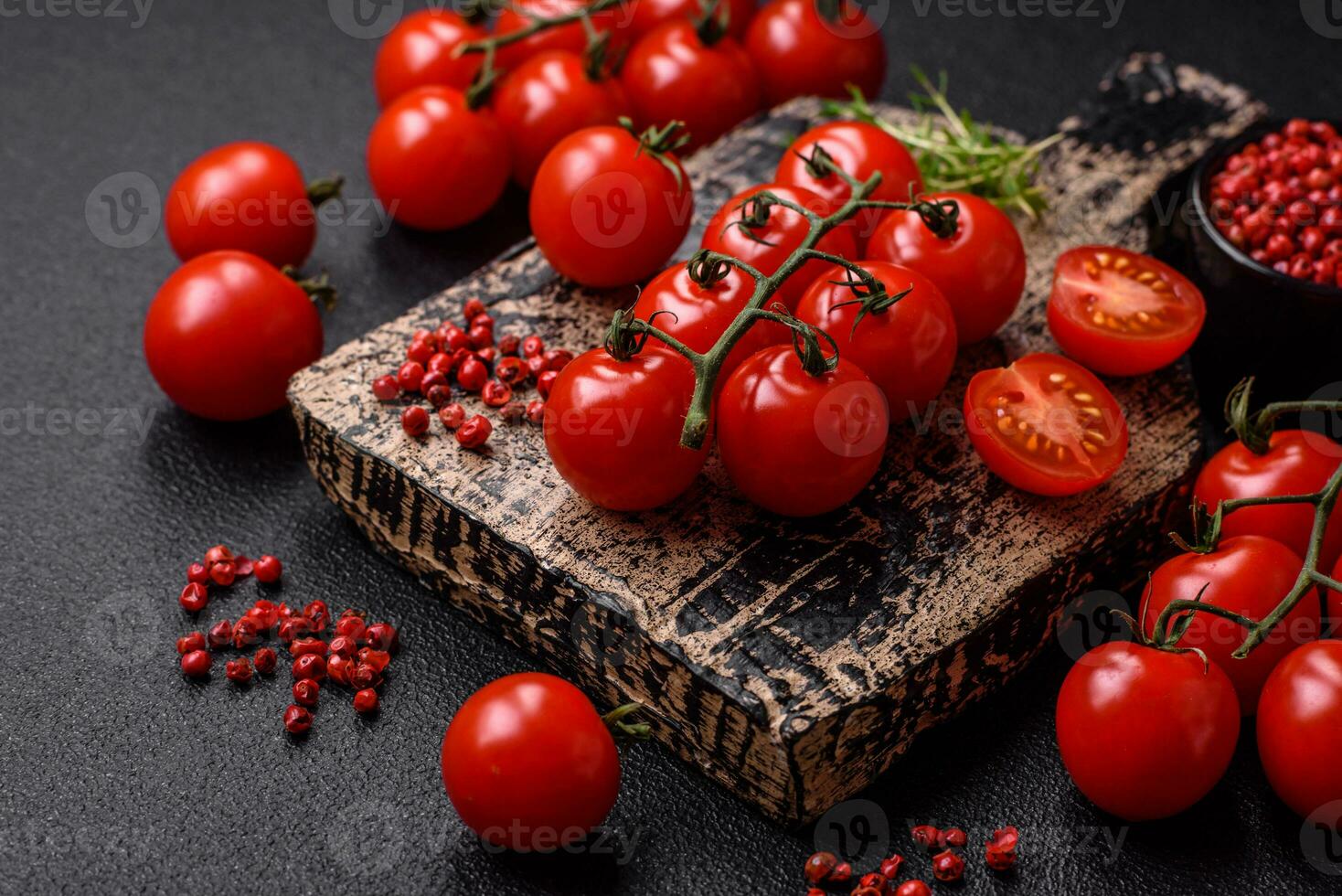 delicioso Fresco Cereza Tomates en el ramas como un ingrediente para Cocinando un vegetariano plato foto