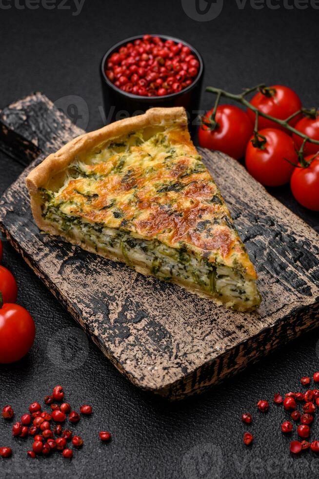 delicioso Fresco Quiche con brócoli, queso, especias y hierbas cortar dentro piezas foto