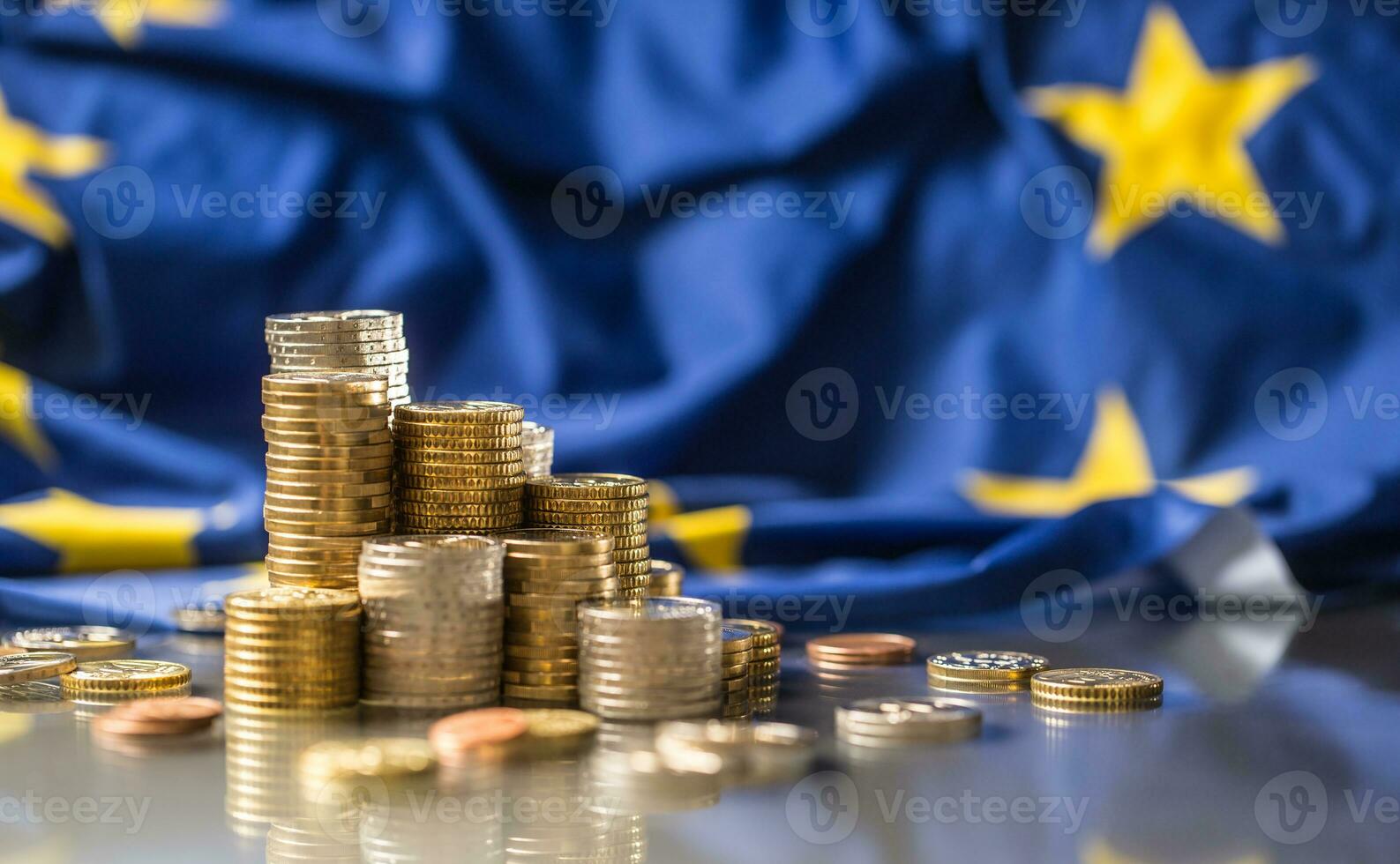 torres con euro monedas y bandera de europeo Unión en el antecedentes foto