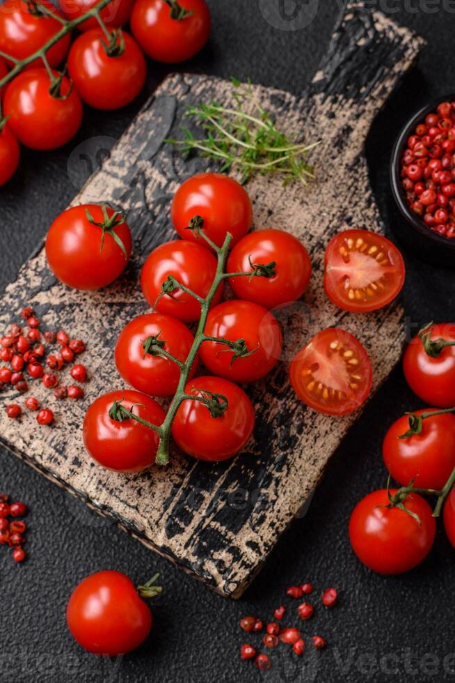 delicioso Fresco Cereza Tomates en el ramas como un ingrediente para Cocinando un vegetariano plato foto