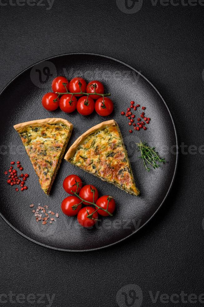 delicioso Fresco Quiche con brócoli, queso, especias y hierbas cortar dentro piezas foto