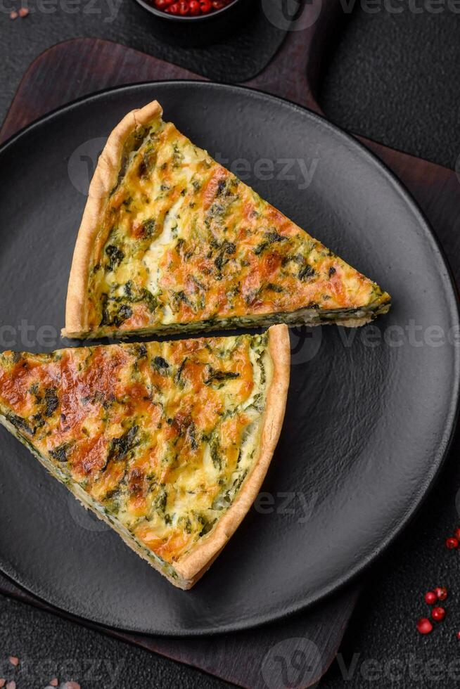 delicioso Fresco Quiche con brócoli, queso, especias y hierbas cortar dentro piezas foto