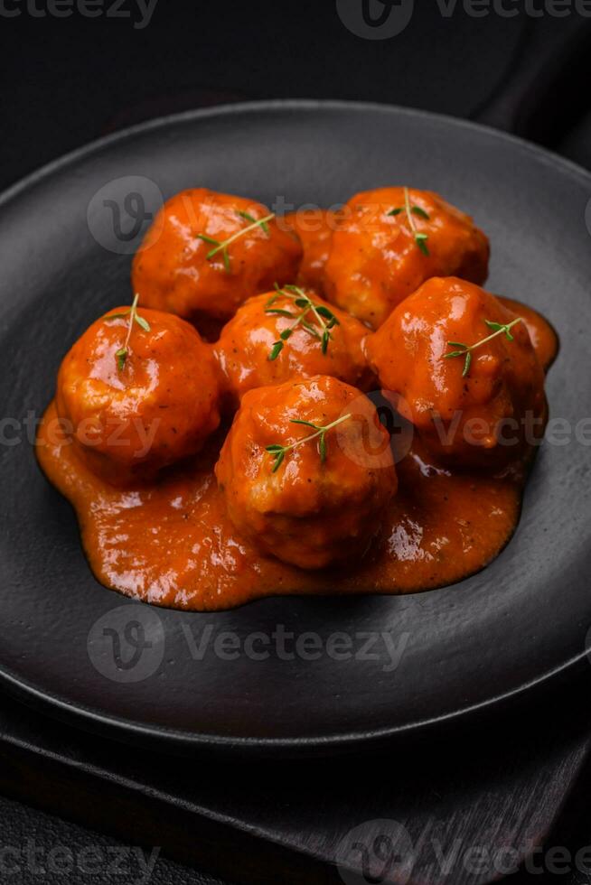 delicioso Fresco albóndigas en tomate salsa con sal, especias y hierbas foto