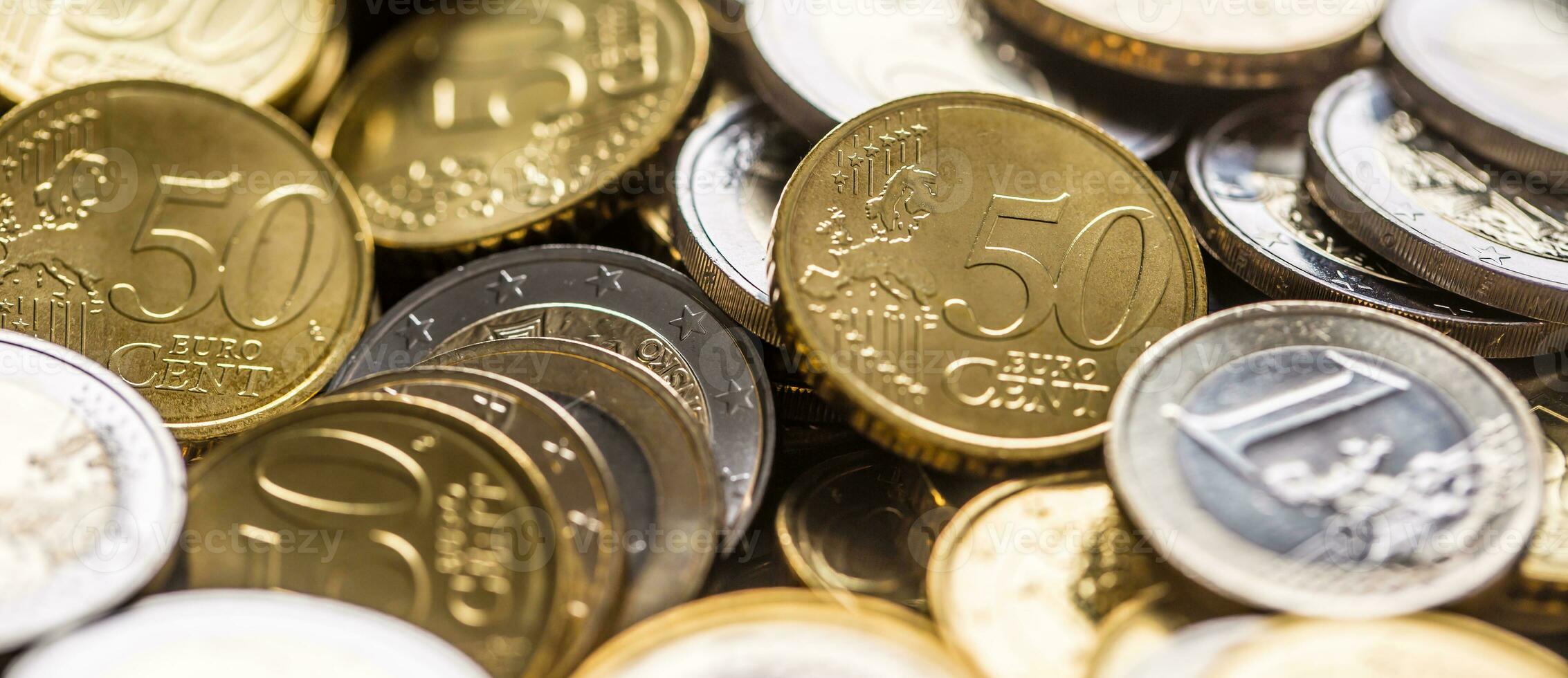 de cerca un pila de nuevo euro monedas en otro composiciones foto