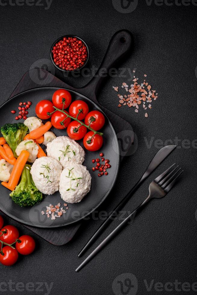 delicioso sano al vapor pollo chuletas o picado albóndigas foto