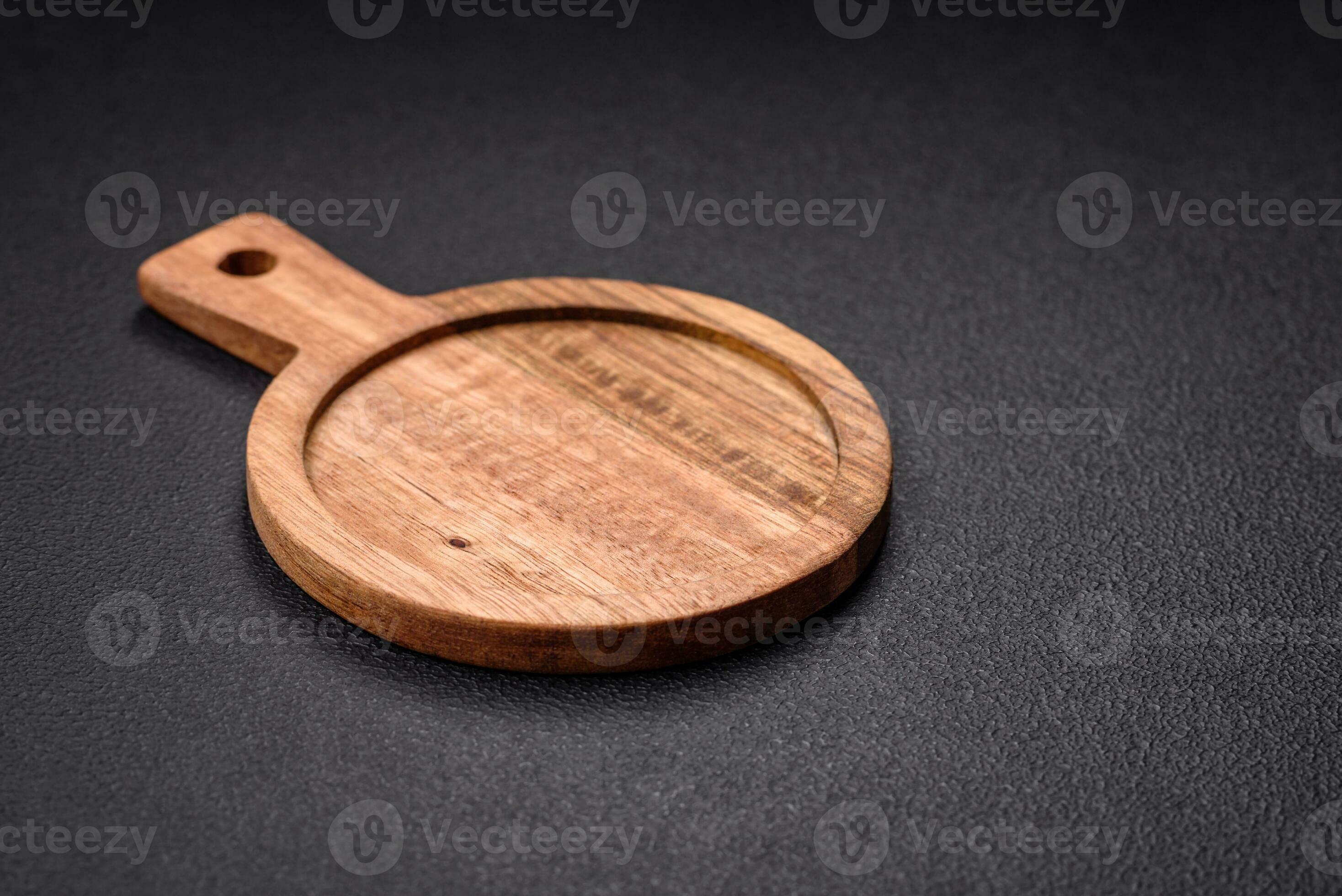 https://static.vecteezy.com/system/resources/previews/027/489/436/large_2x/empty-round-kitchen-wooden-cutting-board-in-brown-color-photo.jpg