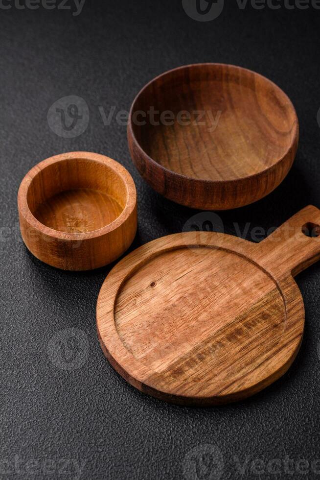 https://static.vecteezy.com/system/resources/previews/027/489/462/non_2x/empty-round-kitchen-wooden-cutting-board-in-brown-color-photo.jpg