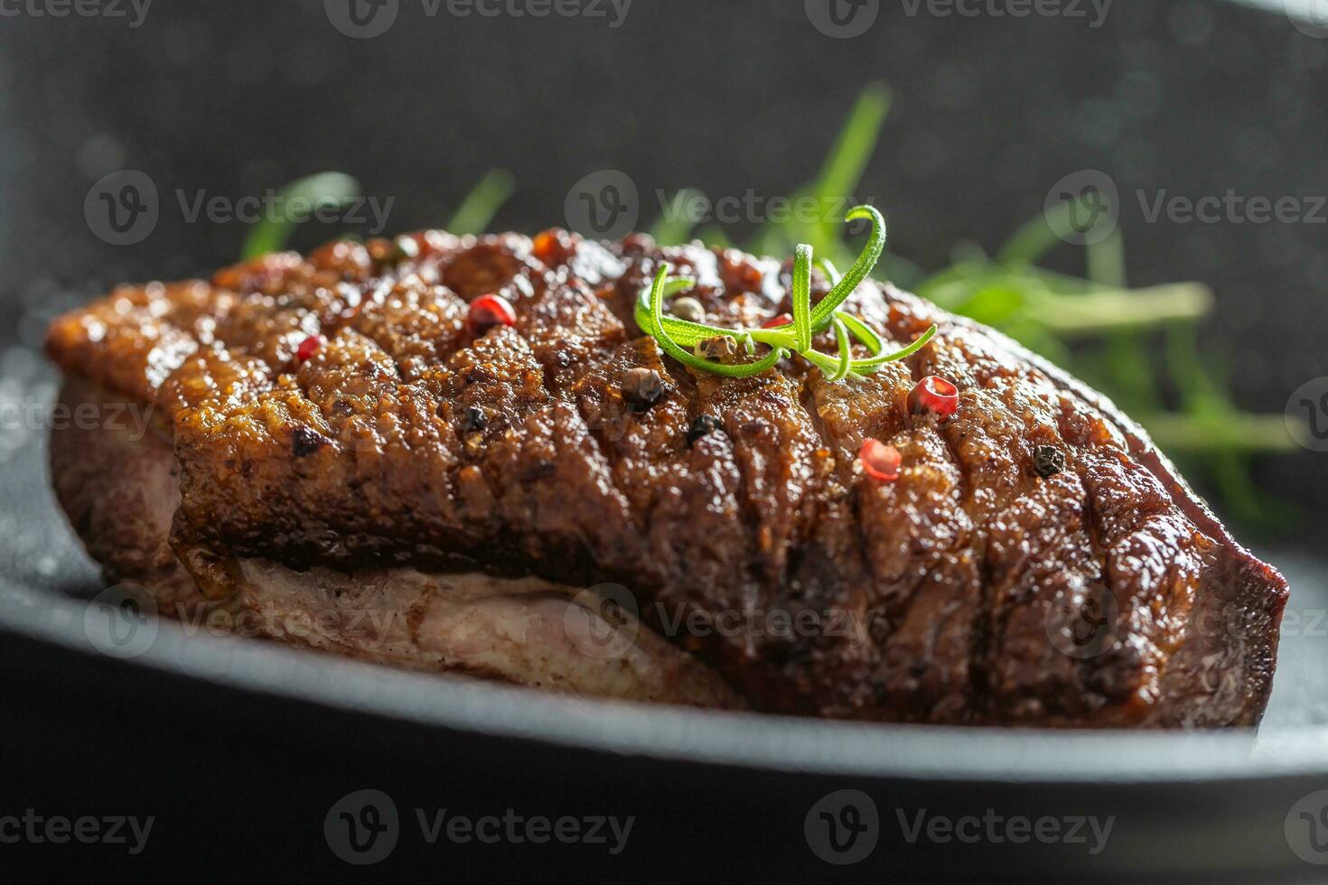 Pato pecho asado en cerámico pan con sal especias y Romero foto