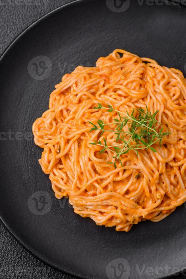 delicioso Fresco pasta consistente de Delgado fideos, rojo pesto rosso salsa con especias y hierbas foto