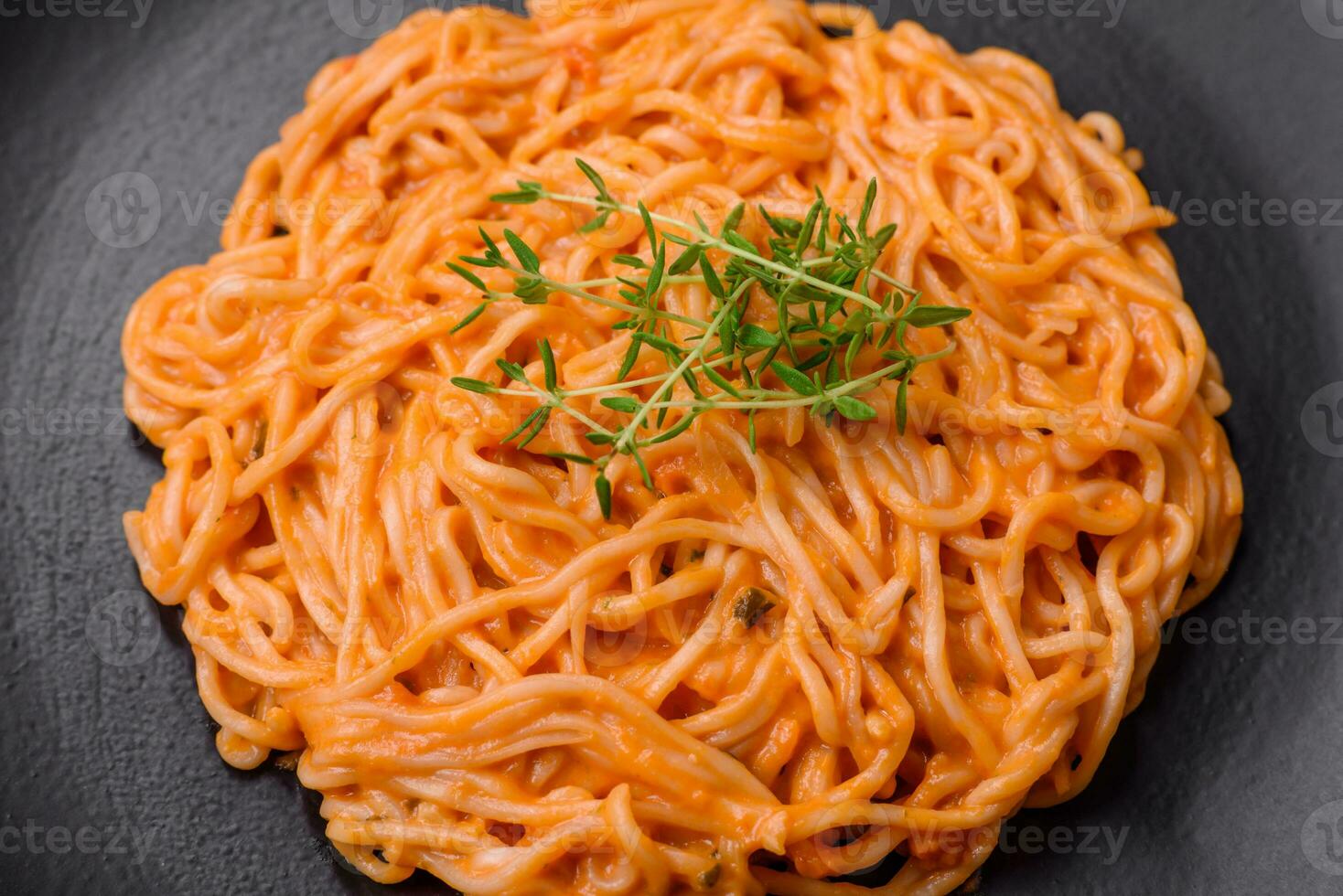 delicioso Fresco pasta consistente de Delgado fideos, rojo pesto rosso salsa con especias y hierbas foto