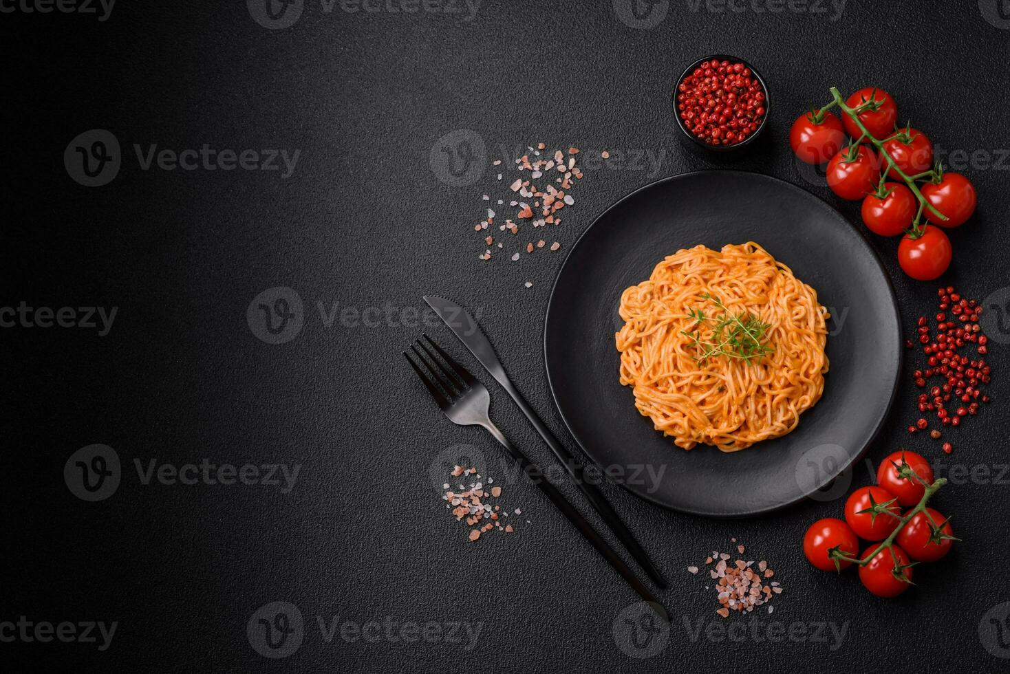 delicioso Fresco pasta consistente de Delgado fideos, rojo pesto rosso salsa con especias y hierbas foto