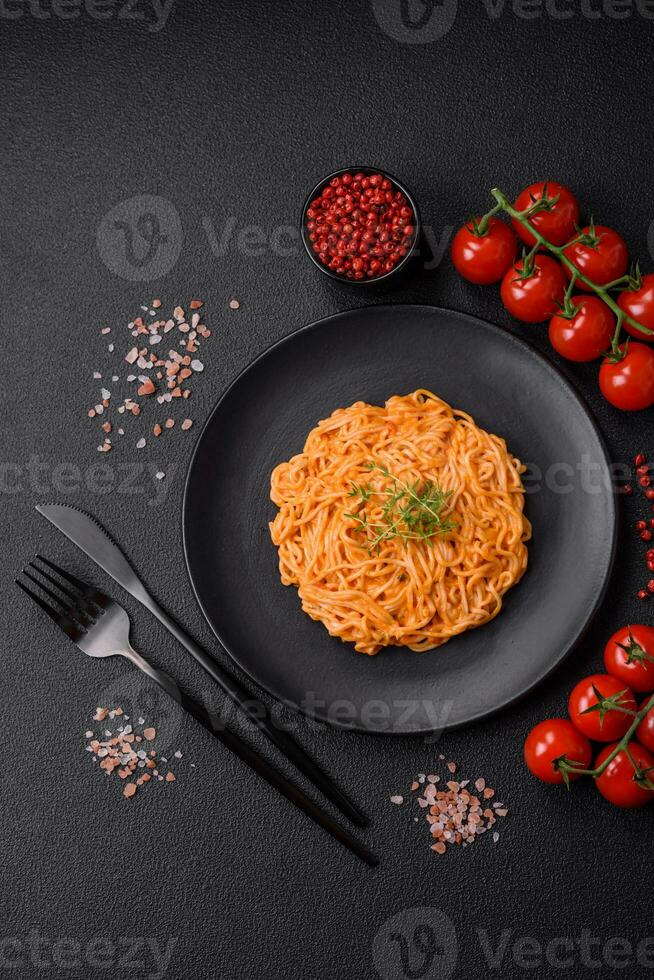 delicioso Fresco pasta consistente de Delgado fideos, rojo pesto rosso salsa con especias y hierbas foto